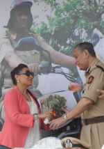 Rani Mukherjee snapped with Mumbai cops on 20th Aug 2014